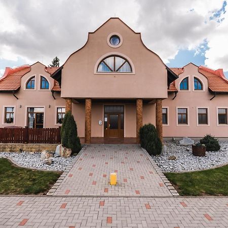 Motel Ard Sarovce エクステリア 写真