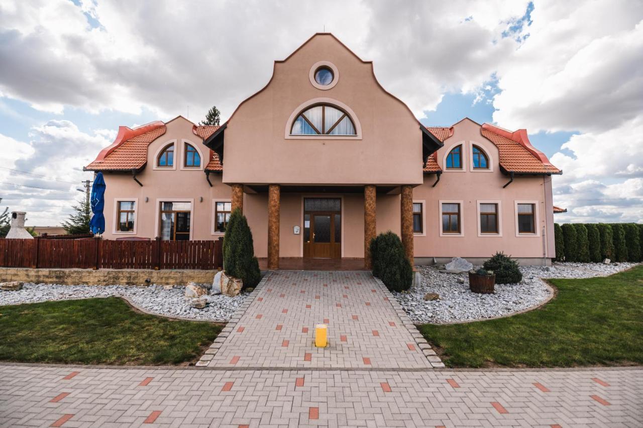 Motel Ard Sarovce エクステリア 写真