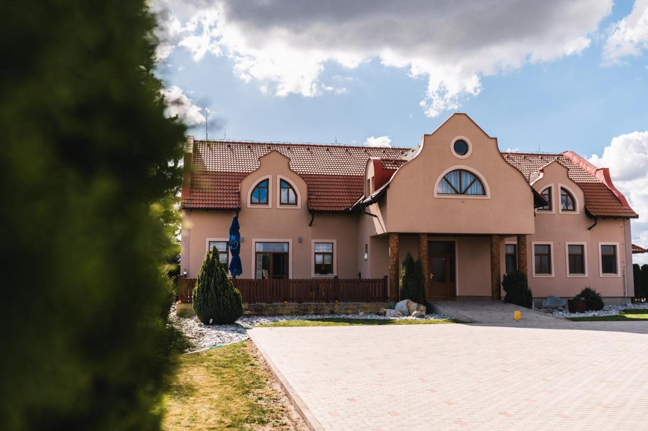 Motel Ard Sarovce エクステリア 写真