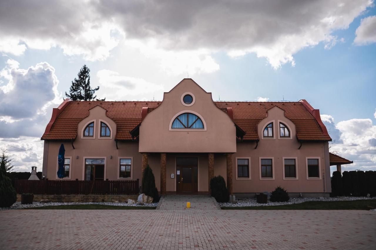 Motel Ard Sarovce エクステリア 写真
